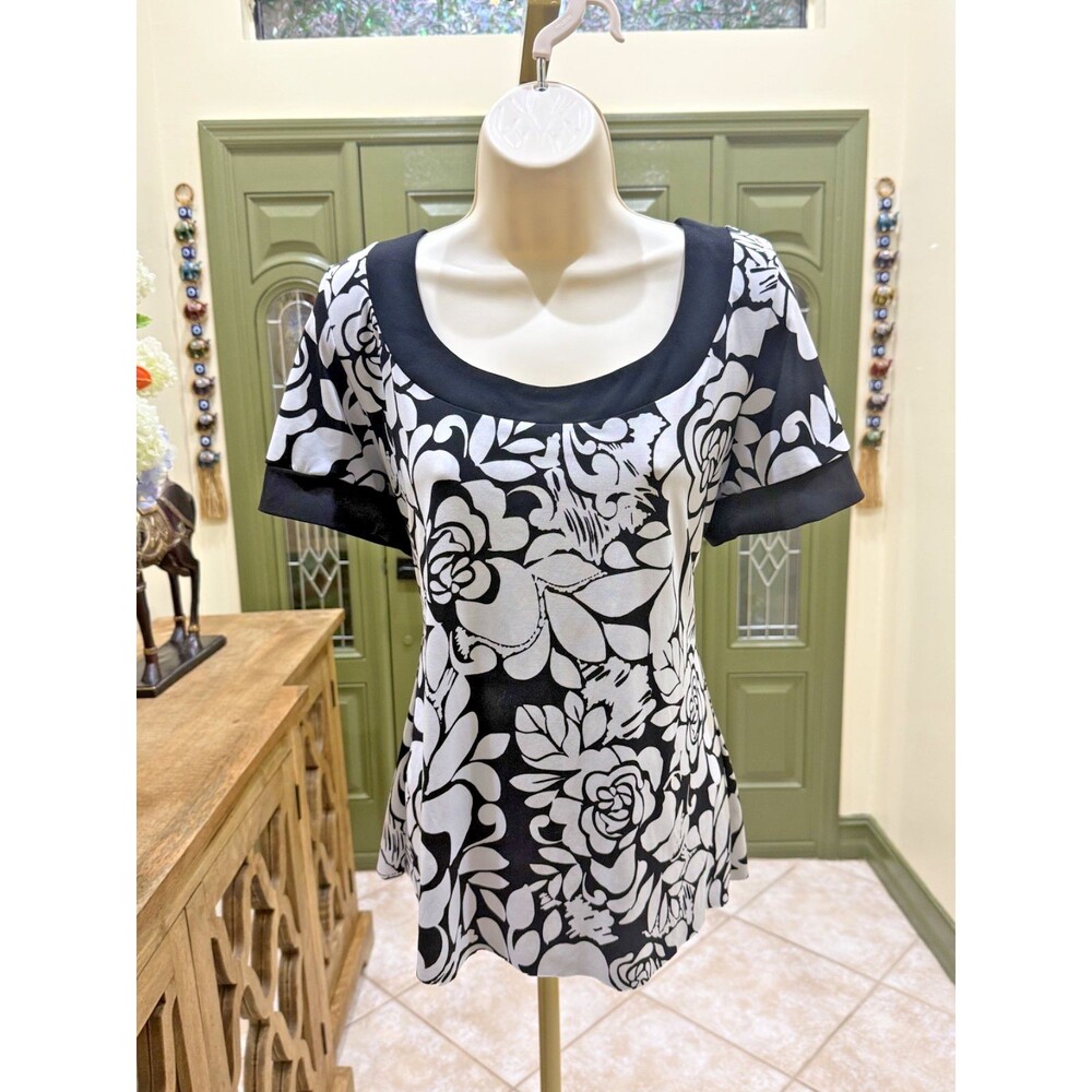 Black & White floral short sleeve top size L